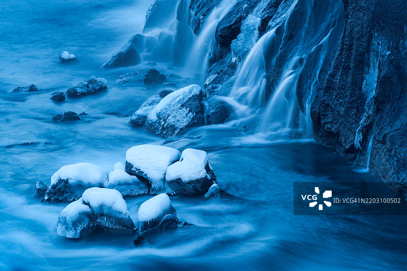 冰岛的哈伦瀑布和河流图片素材