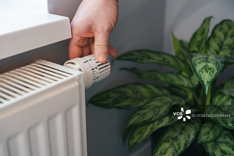 人手调节加热器上的温控器图片素材