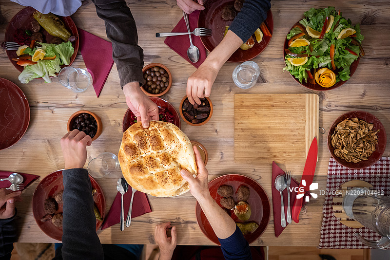 快乐的穆斯林家庭在斋月一起享用开斋餐图片素材