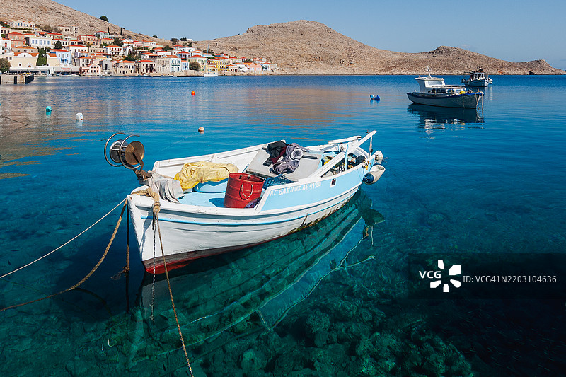 高角度视图的停泊在海上的船只图片素材