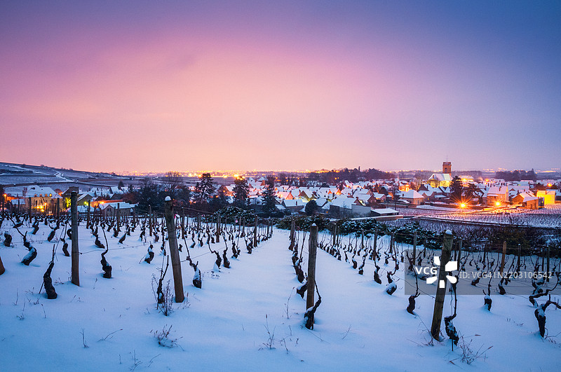 冬季雪中的波马酒村图片素材