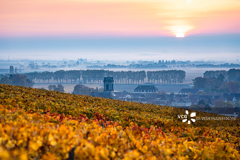 朦胧的日出映照在波马尔村上图片素材