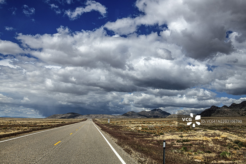 美国内华达州埃利的50号公路，孤独的美国公路图片素材