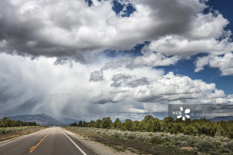 美国内华达州伊利的50号公路上空狂野的雷暴和雨云，孤独之路。图片素材