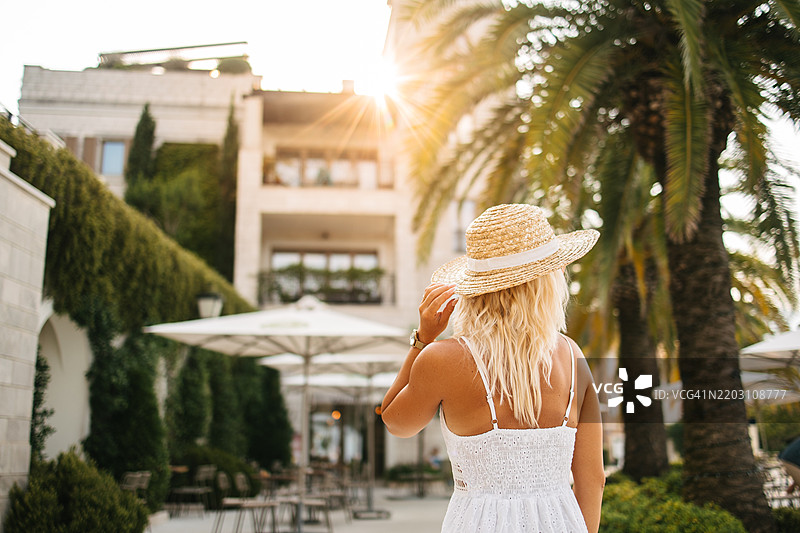 穿着长款夏季连衣裙的女人图片素材