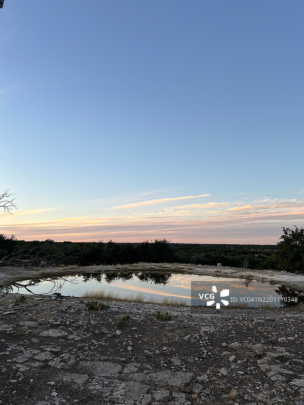 日落时分，德克萨斯州罗克斯普林斯的湖泊与天空的美丽景色图片素材