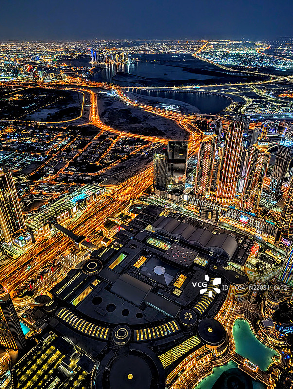 夜间高角度俯瞰灯光璀璨的城市建筑图片素材