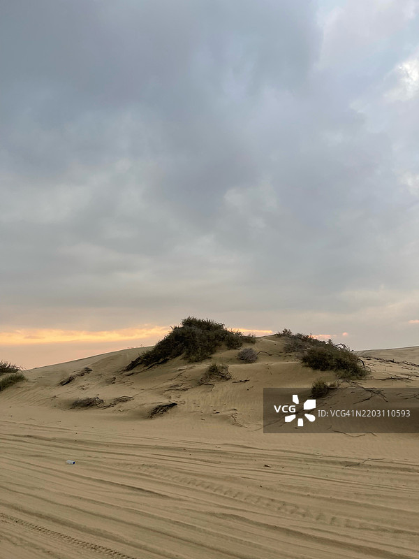 卡塔尔沙漠的美丽景色与天空相映成趣图片素材