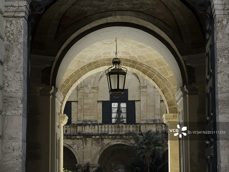 从低角度看马耳他瓦莱塔的教堂图片素材