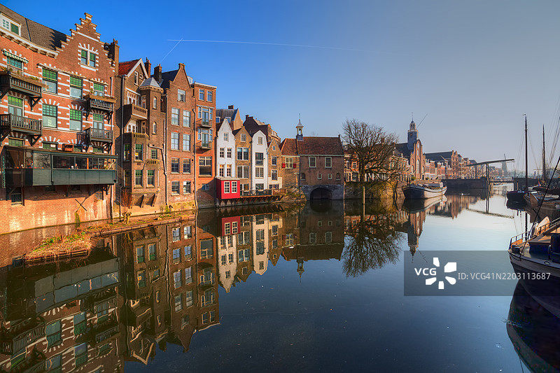 历史悠久的德尔夫哈芬港口及运河房屋与扎肯德拉赫斯小屋图片素材