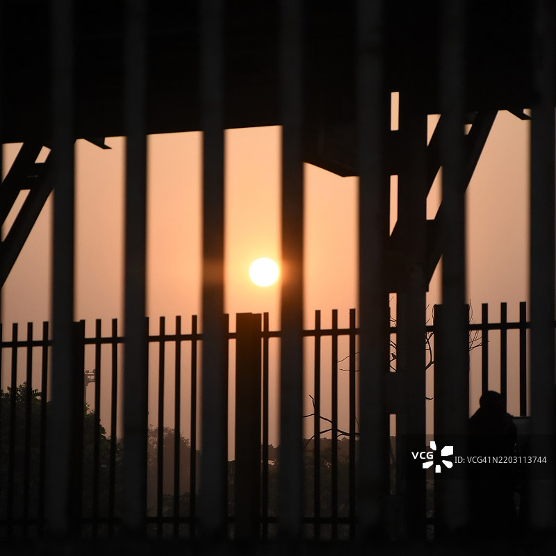 日落时分，天空中的剪影围栏图片素材