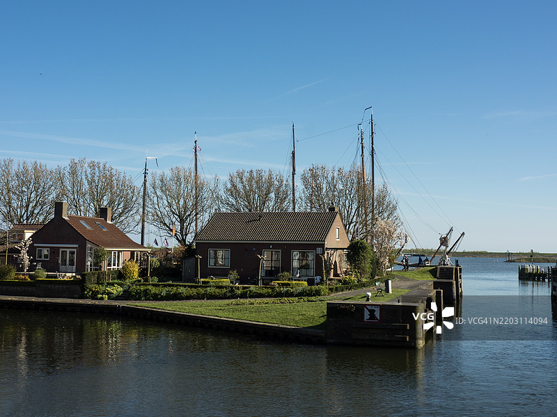 荷兰恩克豪зен湖泊与天空的美丽景色图片素材