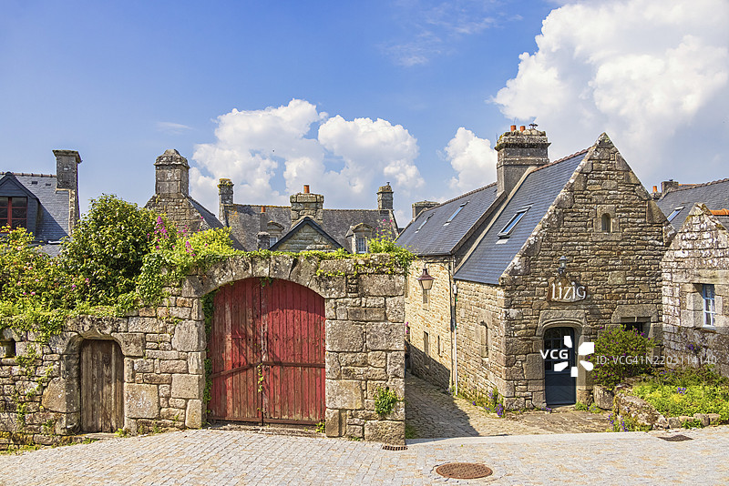 宁静的古老法国村庄，石头房屋和木门，阳光明媚的夏日，洛克罗南，布列塔尼，法国，欧洲图片素材