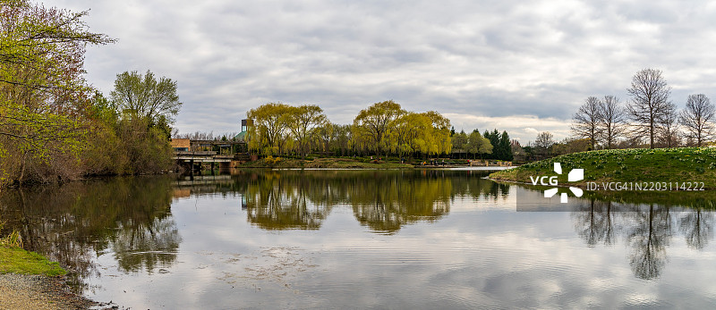 伊利诺伊州芝加哥的湖泊美景与天空相映成趣图片素材