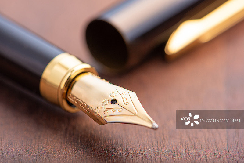 精美的钢笔在木质表面上的细节，选择性对焦，巴西图片素材