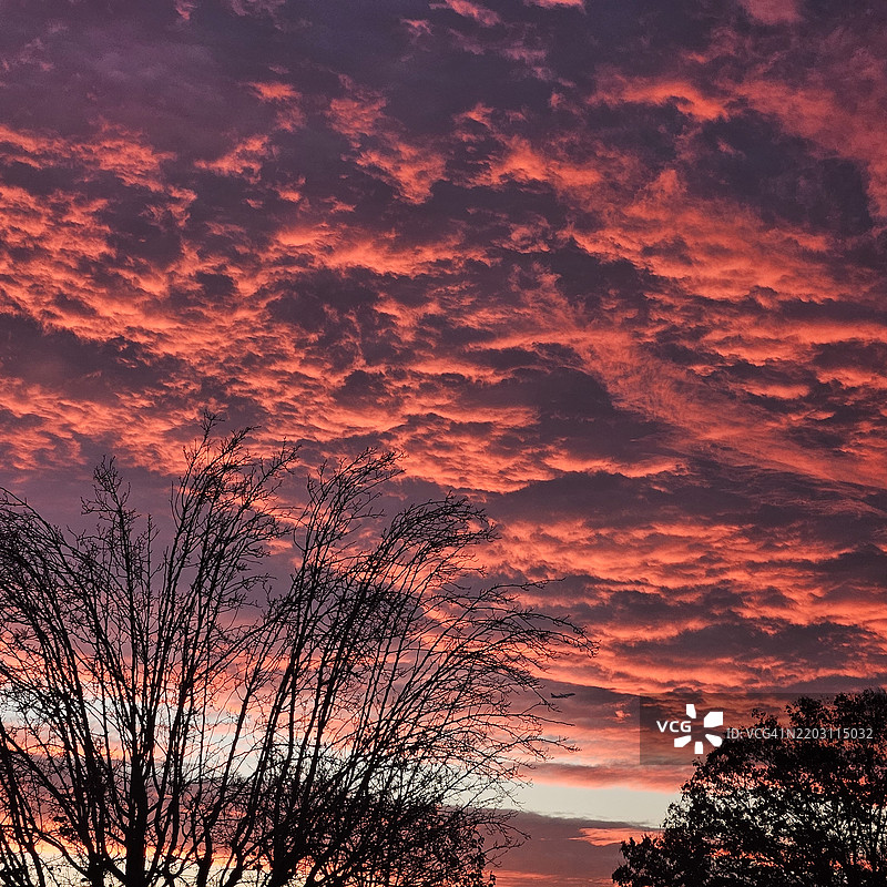 日落时分戏剧性天空的低角度视图，梅德福，俄勒冈州，美国图片素材
