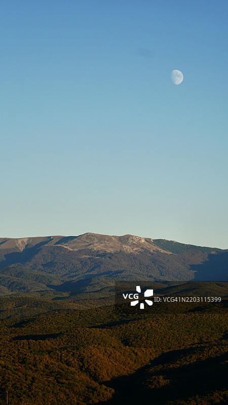 俄罗斯清澈天空下的风景如画的景观图片素材