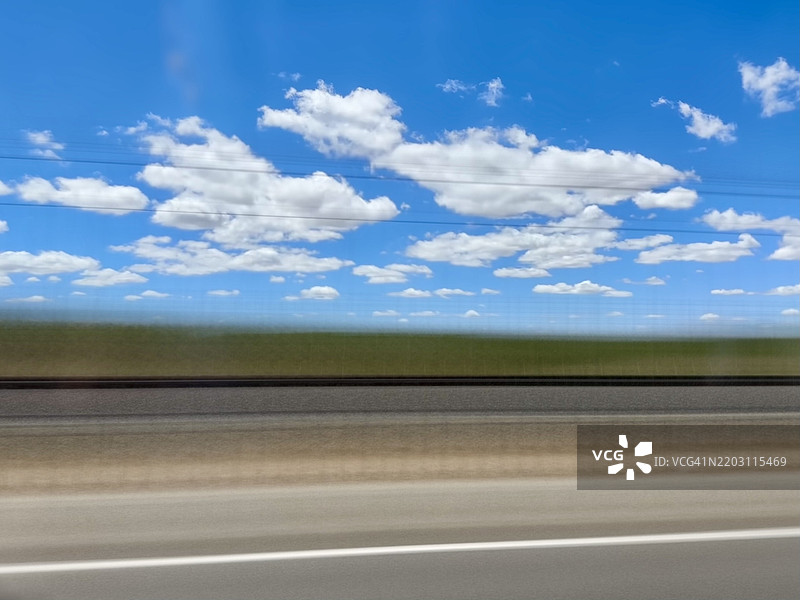 透过车窗看到的道路景象图片素材