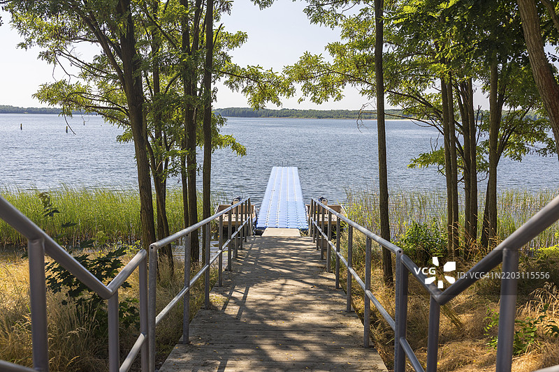 德国萨克森州卢萨蒂亚湖区洛萨的德赖韦本湖北岸的浮动码头供船只停靠图片素材