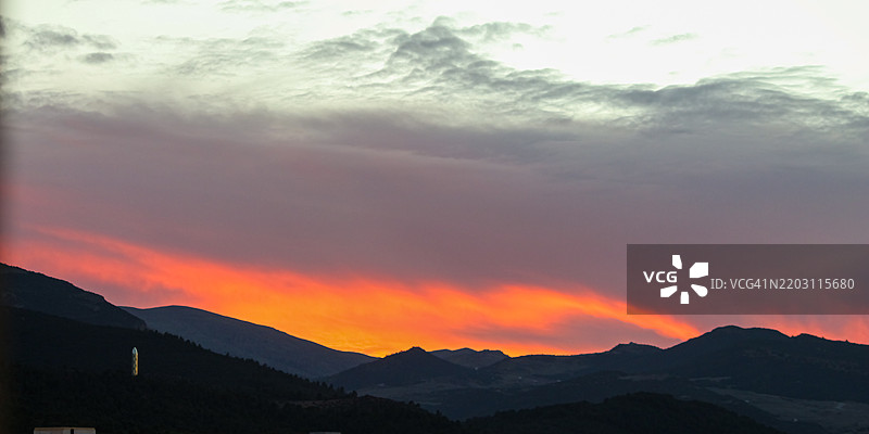 橙色天空下山脉轮廓的美丽景色图片素材