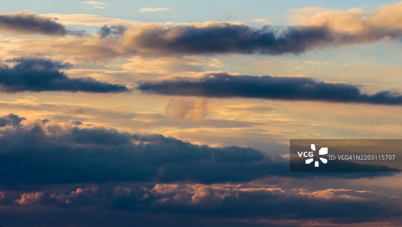 日落时分戏剧性的天空美景图片素材