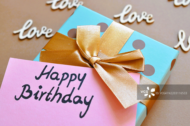 生日礼物与快乐生日贺卡图片素材