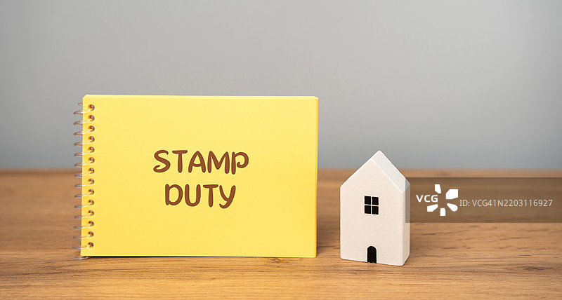 印花税概念 在两方之间转让房地产时评估的税费 购买住房和土地 财产印花税 土地税 SDLT 备注 包和房子图片素材