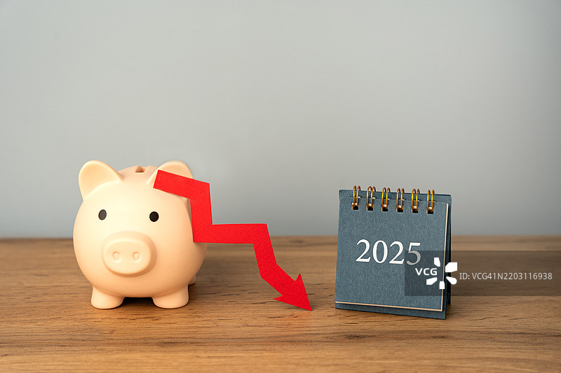 储蓄罐与向下箭头和2025年日历 经济危机与衰退 破产与金融危机 分析与数据分析 资本外流 国内生产总值 预测图片素材