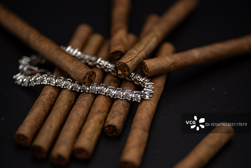 意大利皮埃蒙特地区桌上的雪茄特写图片素材
