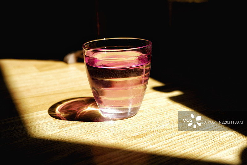 桌子上的饮料特写图片素材