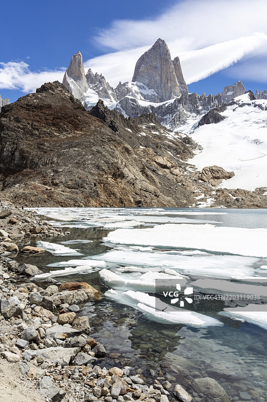 在阿根廷圣克鲁斯省埃尔查尔滕的菲茨罗伊山前的特雷斯湖，特雷斯湖步道，菲茨罗伊山，南美洲图片素材