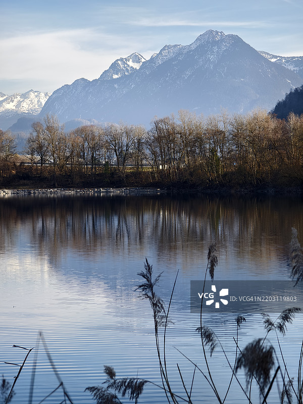 阿尔卑斯山脉下的湖泊美景，布伦岑，福拉尔贝格，奥地利图片素材