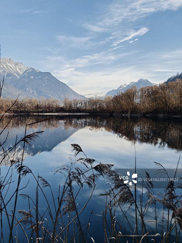 冬季时分，奥地利福拉尔贝格州布鲁登茨的湖泊与天空的美丽景色图片素材