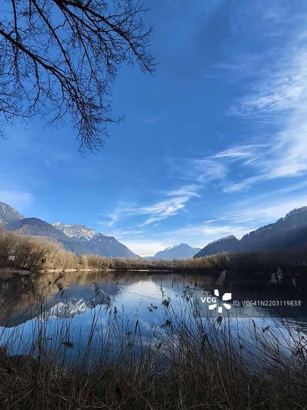 湖泊与天空的美丽景色，布伦岑，福拉尔贝格，奥地利图片素材