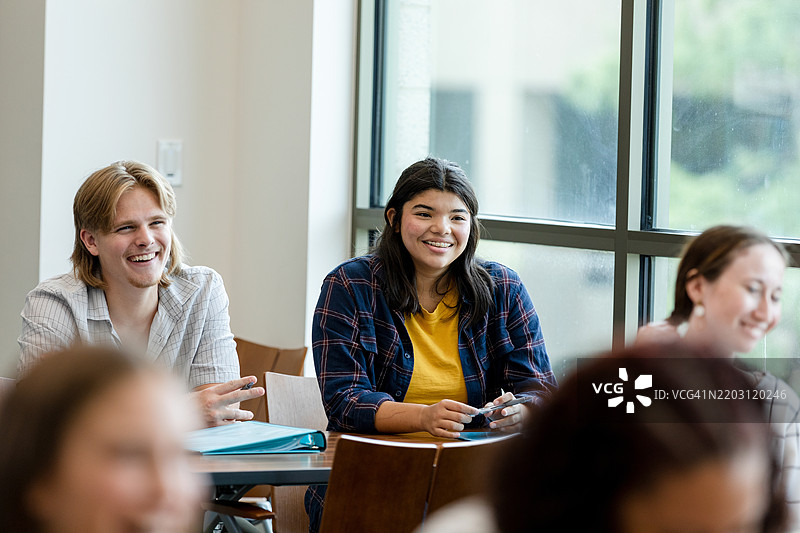 多元化的学生在教室里微笑在一起图片素材