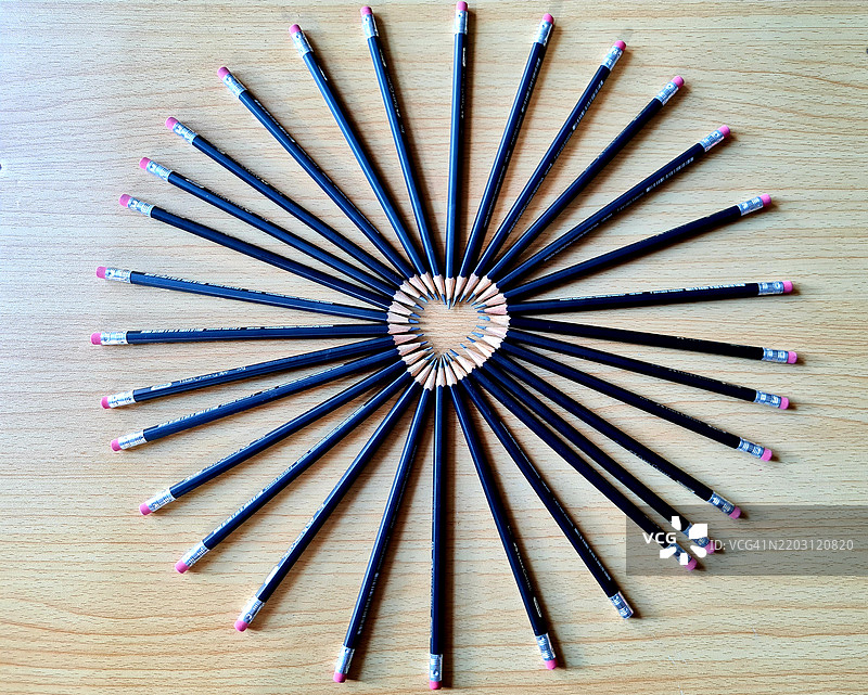 高角度视图的彩色铅笔放在桌子上，哈瓦那革命广场，古巴图片素材