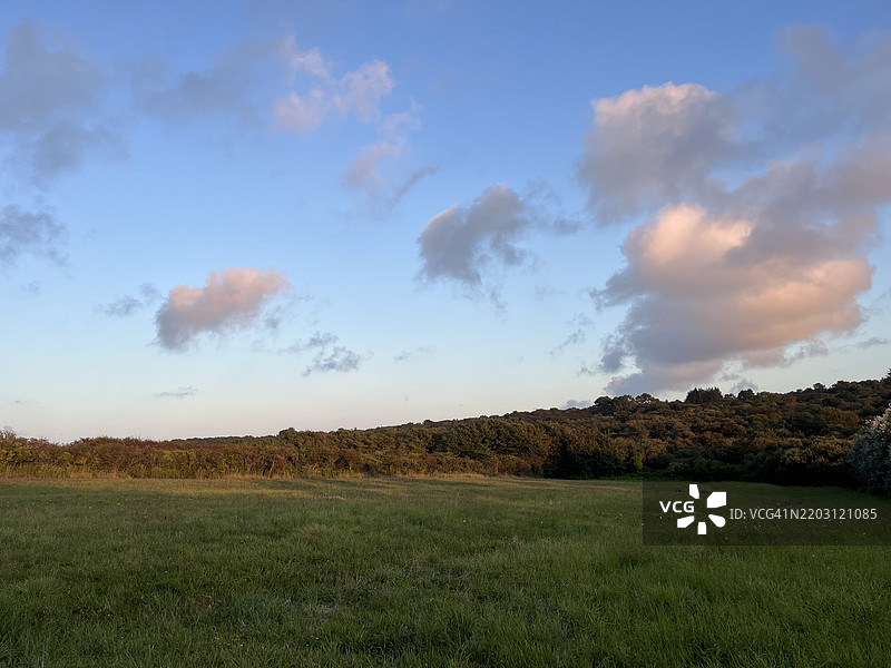 法国布列塔尼克罗宗的天空下的田野美景图片素材