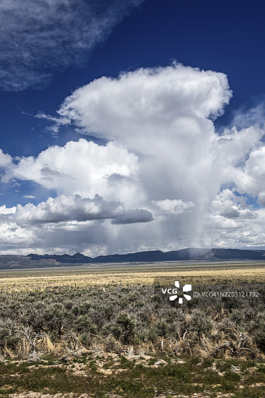 美国内华达州埃利的50号公路上空的狂野雷暴和雨云，北美，孤独之路图片素材