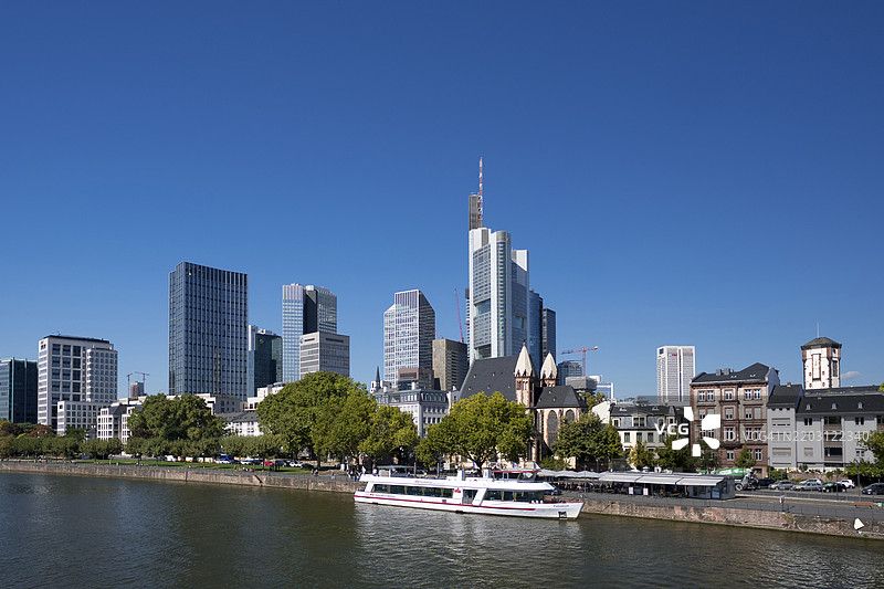 德国联邦共和国，黑森州，法兰克福，梅因河北岸，天际线，摩天大楼，梅因河，金融区，房地产图片素材