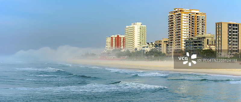 黎明时分巴哈达蒂茹卡海滩的全景照片，位于巴西南美洲里约热内卢市的巴哈达蒂茹卡。图片素材