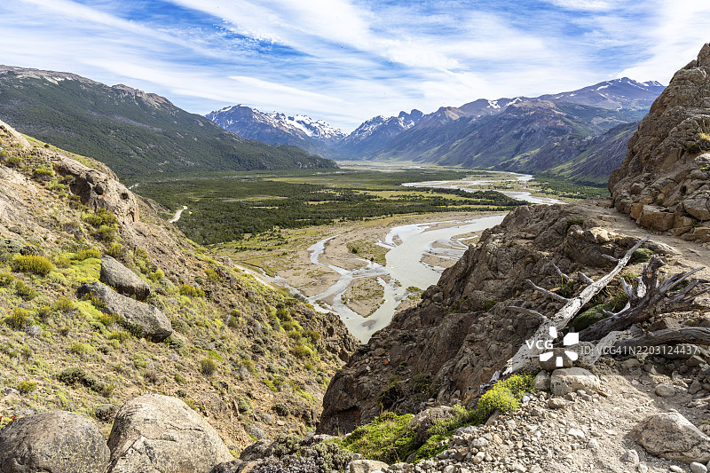 拉斯武尔塔斯河，特雷斯湖小径，菲茨罗伊山，埃尔查尔滕，圣克鲁斯省，阿根廷，南美洲图片素材