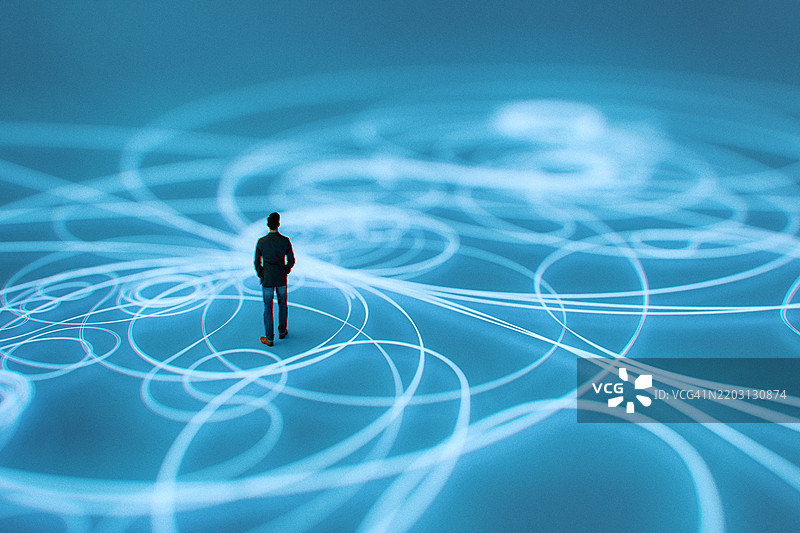 商人在虚拟现实环境中站立图片素材