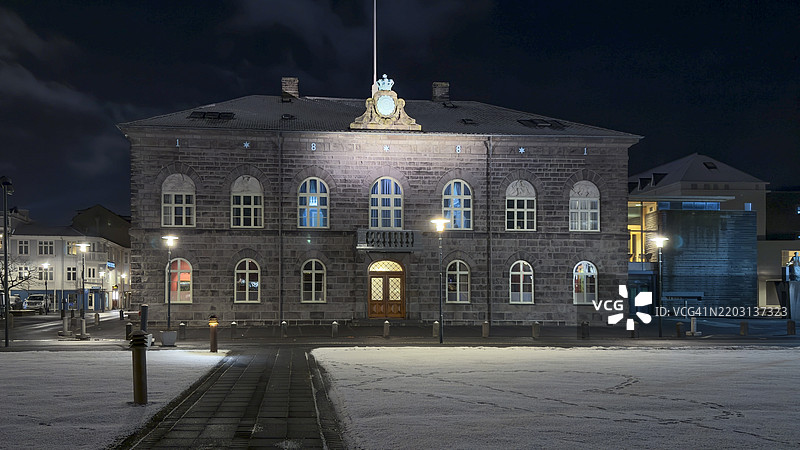 冰岛国会大厦在冬夜的景象图片素材