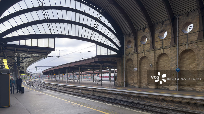 历史悠久的约克火车站与弯曲的站台图片素材