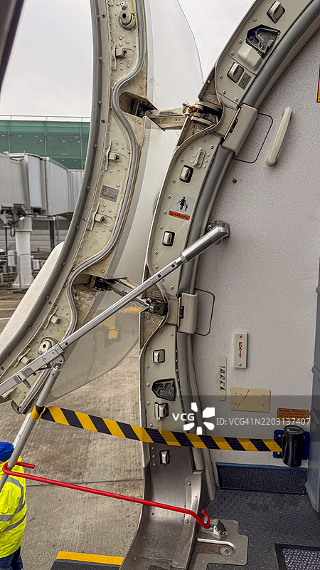 飞机入口处的安全屏障和地勤人员图片素材