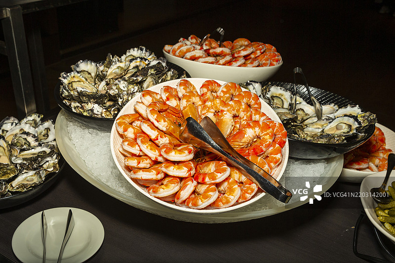 海鲜自助餐，包含生蚝和虾图片素材