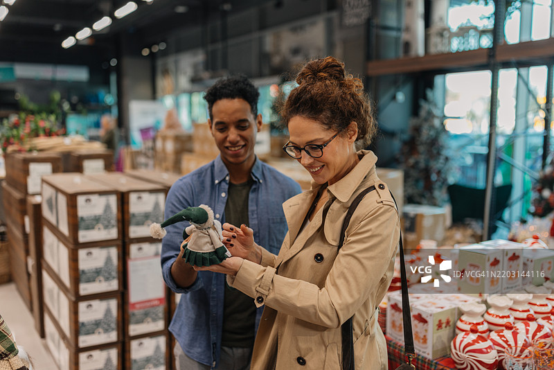 一起愉快地购物节日装饰品图片素材