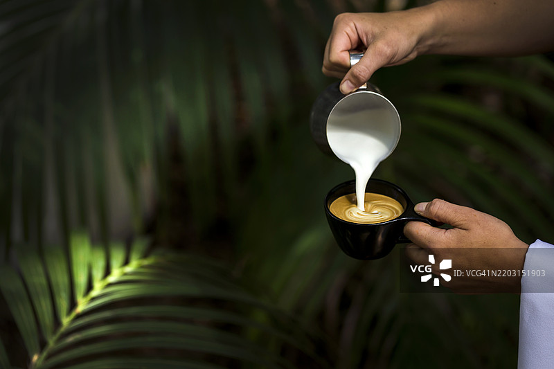 将牛奶倒入咖啡杯中图片素材
