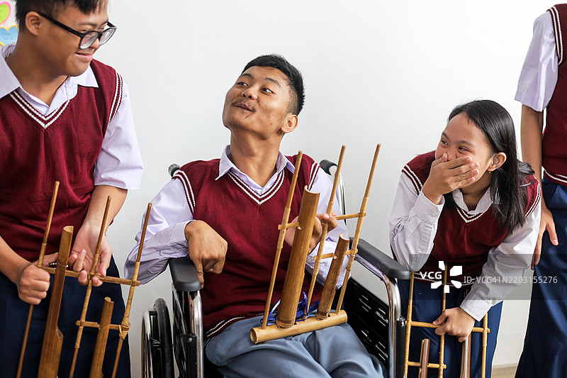 残疾人士在教室里学习图片素材