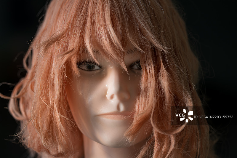 逼真的女性模特特写，波浪形头发在戏剧性灯光下图片素材